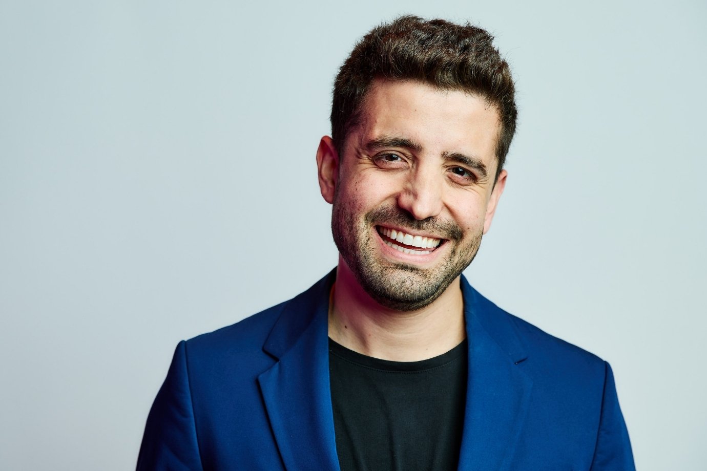 Ele começou no ferro-velho do pai. Hoje, oferece crédito sem taxas para PMEs