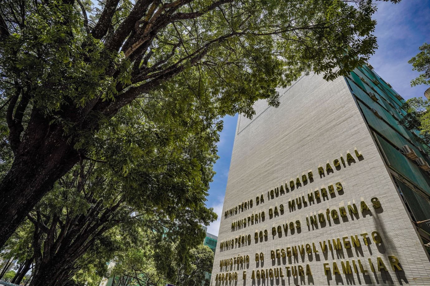 Imagem referente à notícia: Prédio do Ministério da Igualdade Racial é evacuado após incêndio