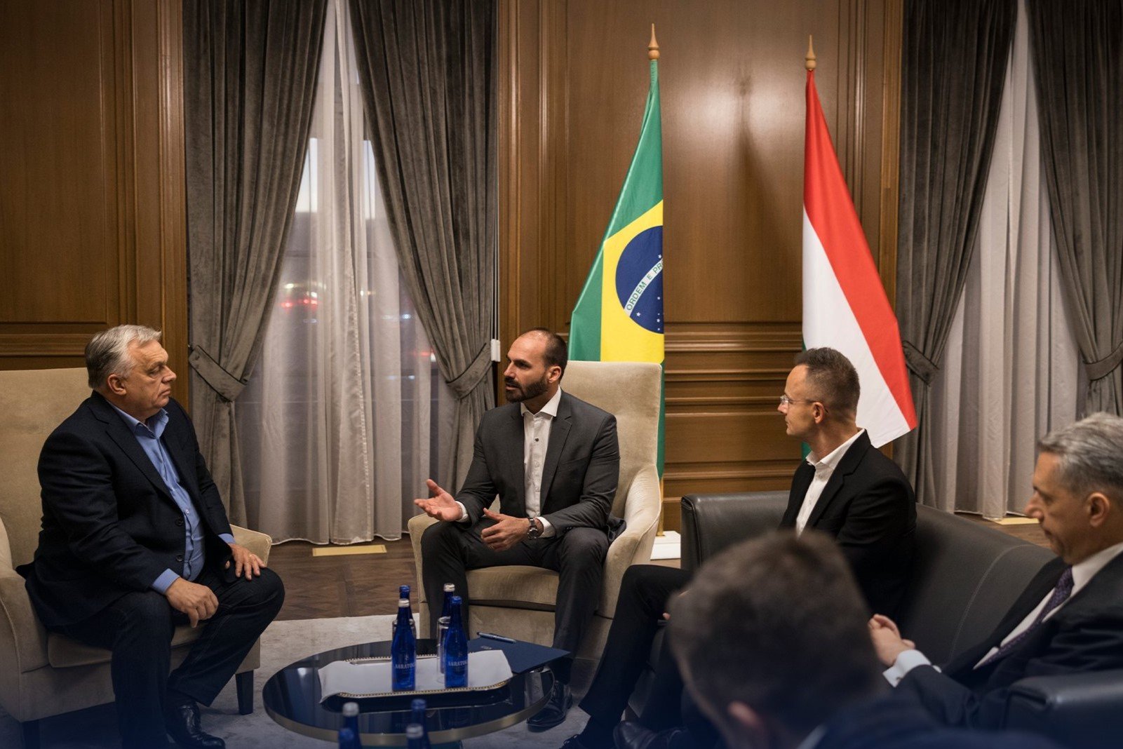 Orbán encontra Eduardo Bolsonaro e critica 'caça às bruxas' no Brasil