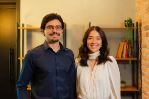 Eles têm 25 anos e resolvem a 'treta' entre líderes e a Geração Z