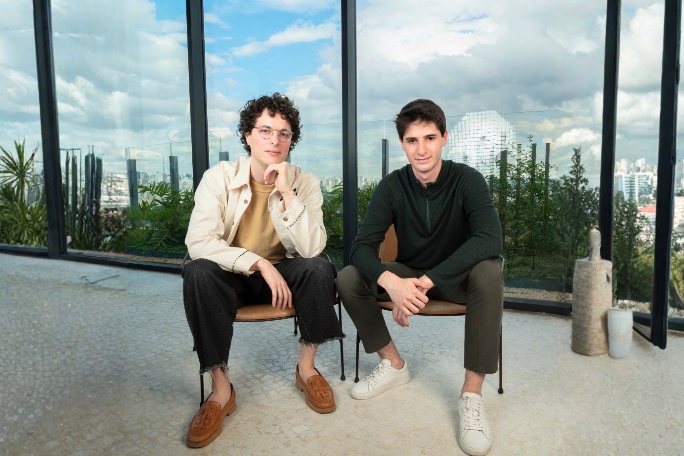 Eles têm menos de 30 e transformam até áudio e figurinha em pedidos de vendas