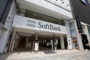 Imagem referente à matéria: SoftBank despenca 10% e perde US$ 23 bilhões com queda das ações de IA
