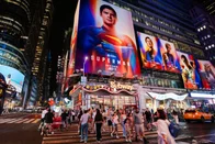 Imagem referente à notícia: Nem o 'Super-Homem' salva: Warner tem prejuízo de US$ 148 mi no 3º tri