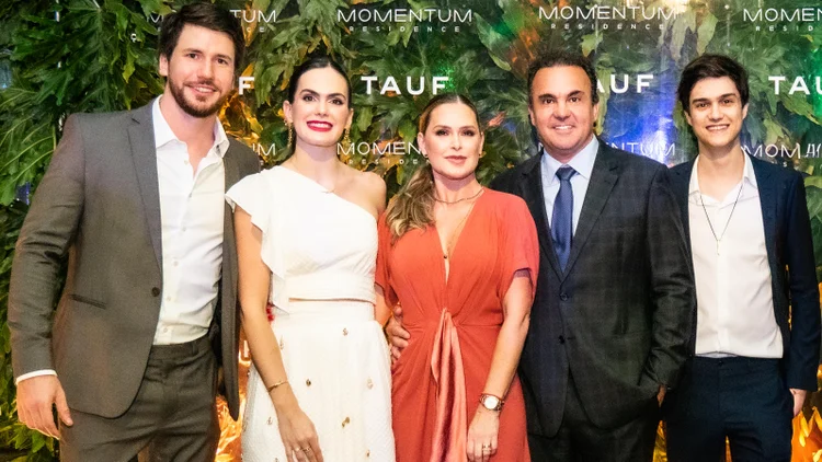 Leonardo Stollmeier, Isabela Tafner Stollmeier, Taysa Tafner, Marlon Tafner e Matheus Tafner, sócios da Tauf Empreendimentos: aposta no litoral norte de Santa Catarina (Divulgação/Divulgação)