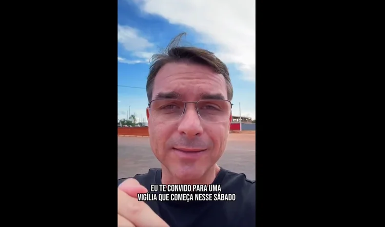 Flávio Bolsonaro: senador convocou vigília no endereço do pai, em Brasília