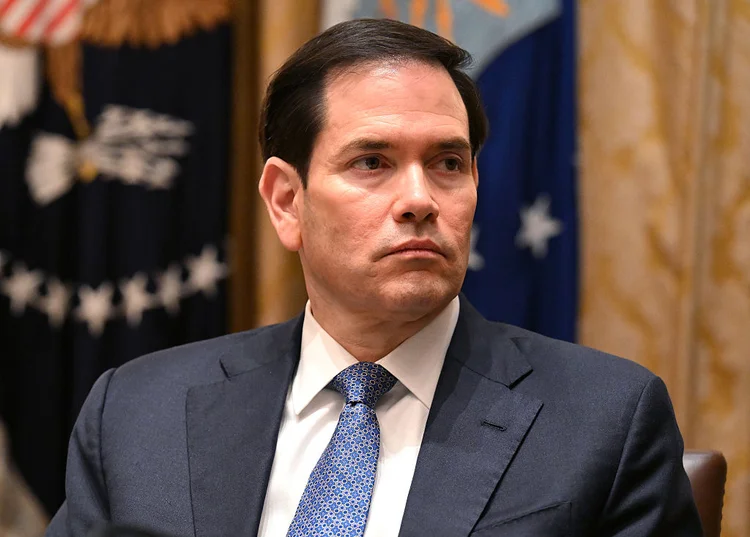 Secretário de Estado Marco Rubio fala a jornalistas em viagem no Aeroporto Internacional John C. Munro Hamilton, em Hamilton, Ontário (Getty Images)