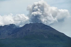 Voos cancelados e horizonte cinza: vulcão entra em erupção no Japão