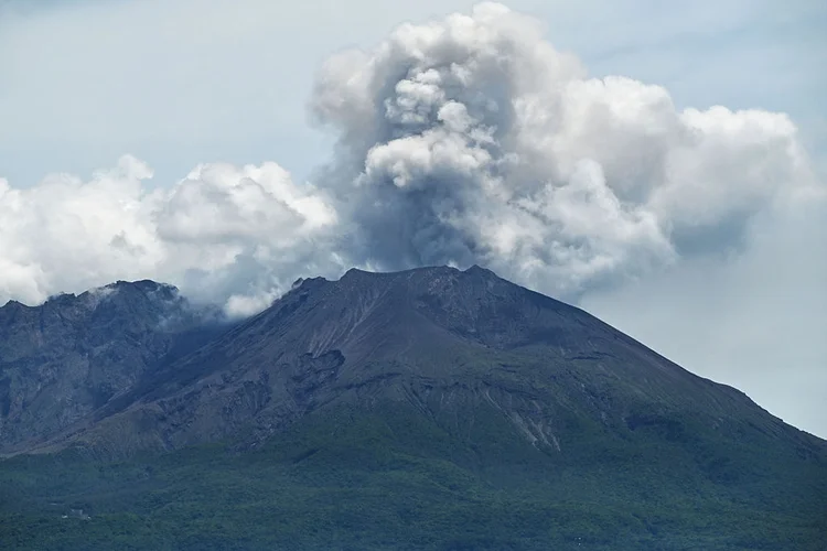 Esta vista geral mostra o vulcão Sakurajima, com 1.117 metros (3.665 pés) de altura, localizado do outro lado da baía da cidade de Kagoshima. (Getty Images)