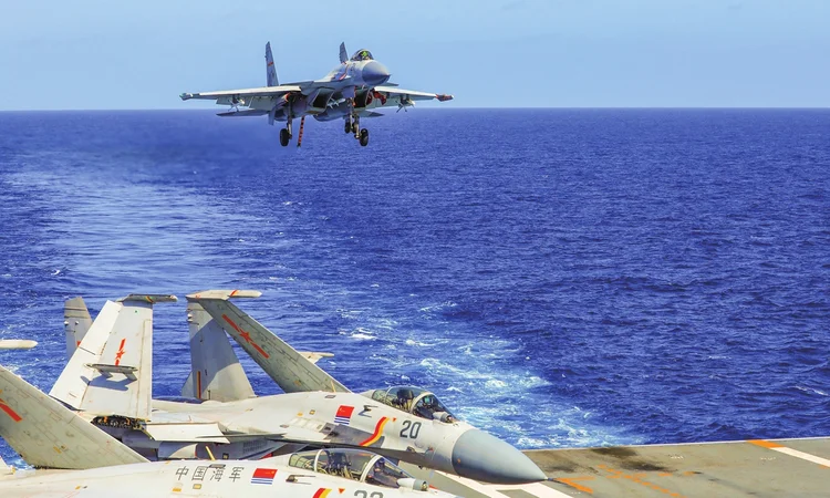 Caças J-15 chineses em treinamento (Agência de Notícias Xinhua)