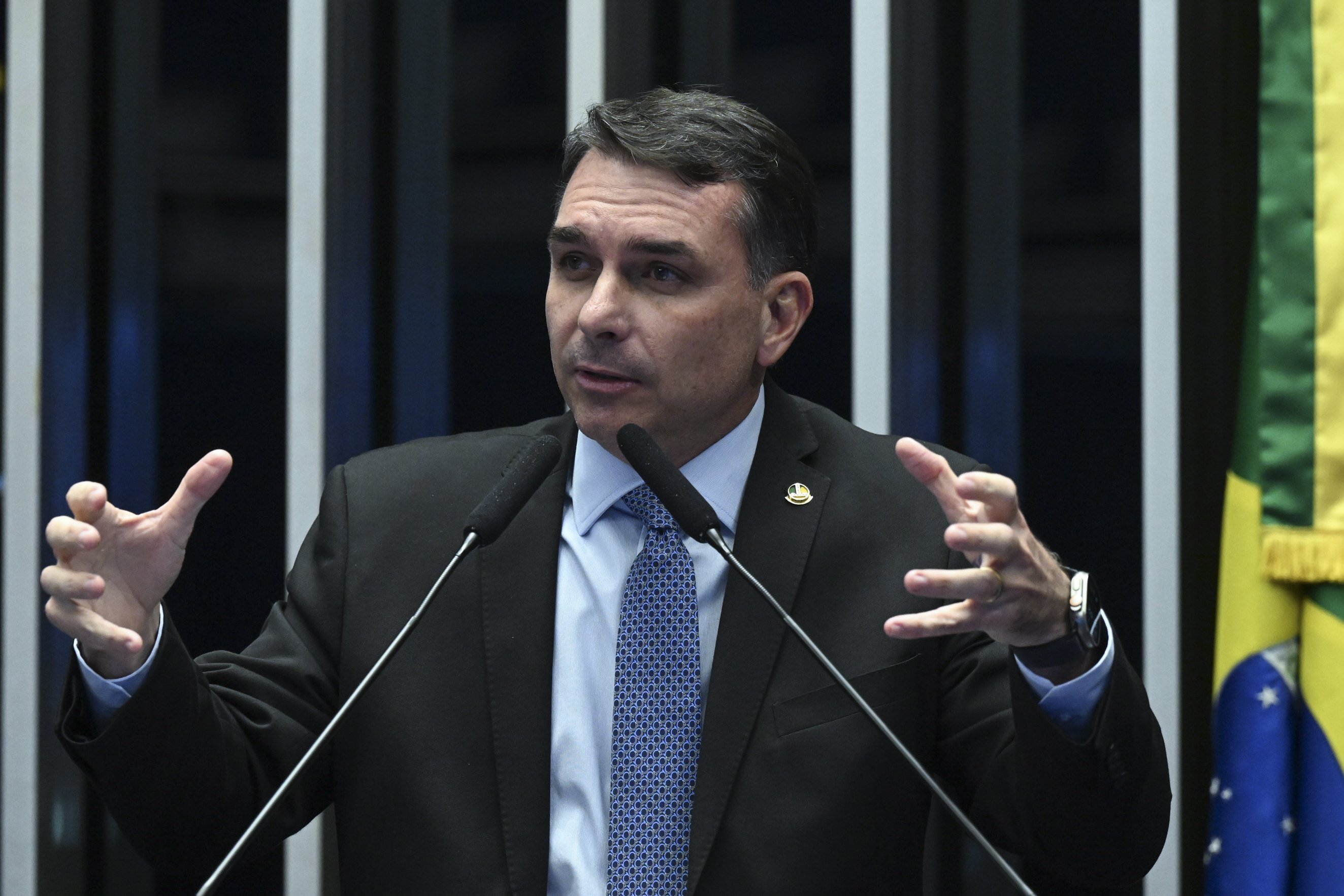 Flávio Bolsonaro busca Tarcísio e tenta diminuir resistência do centrão