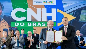 Governo estuda baratear financiamento de motos para entregadores, diz Lula