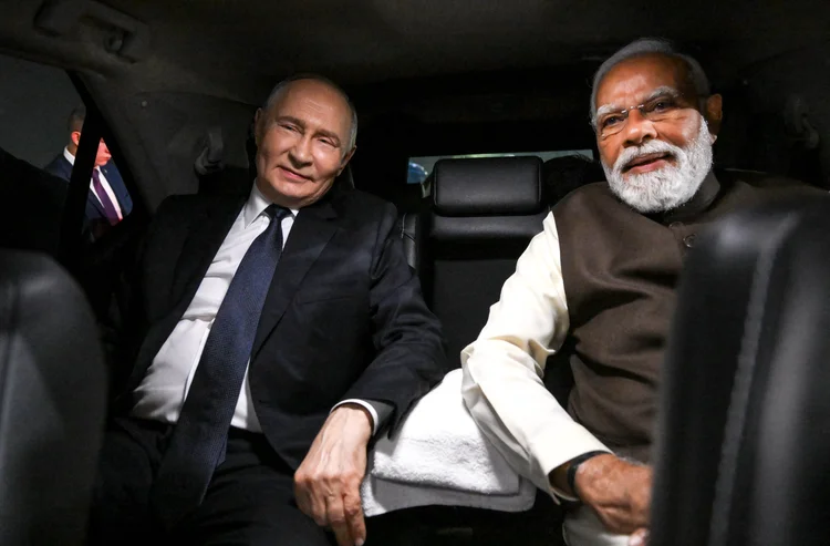 O presidente russo, Vladimir Putin, com o premiê indiano Narendra Modi, na chegada do líder da Rússia em Nova Déli, em 4 de dezembro (Grigory Sysoyev/AFP)