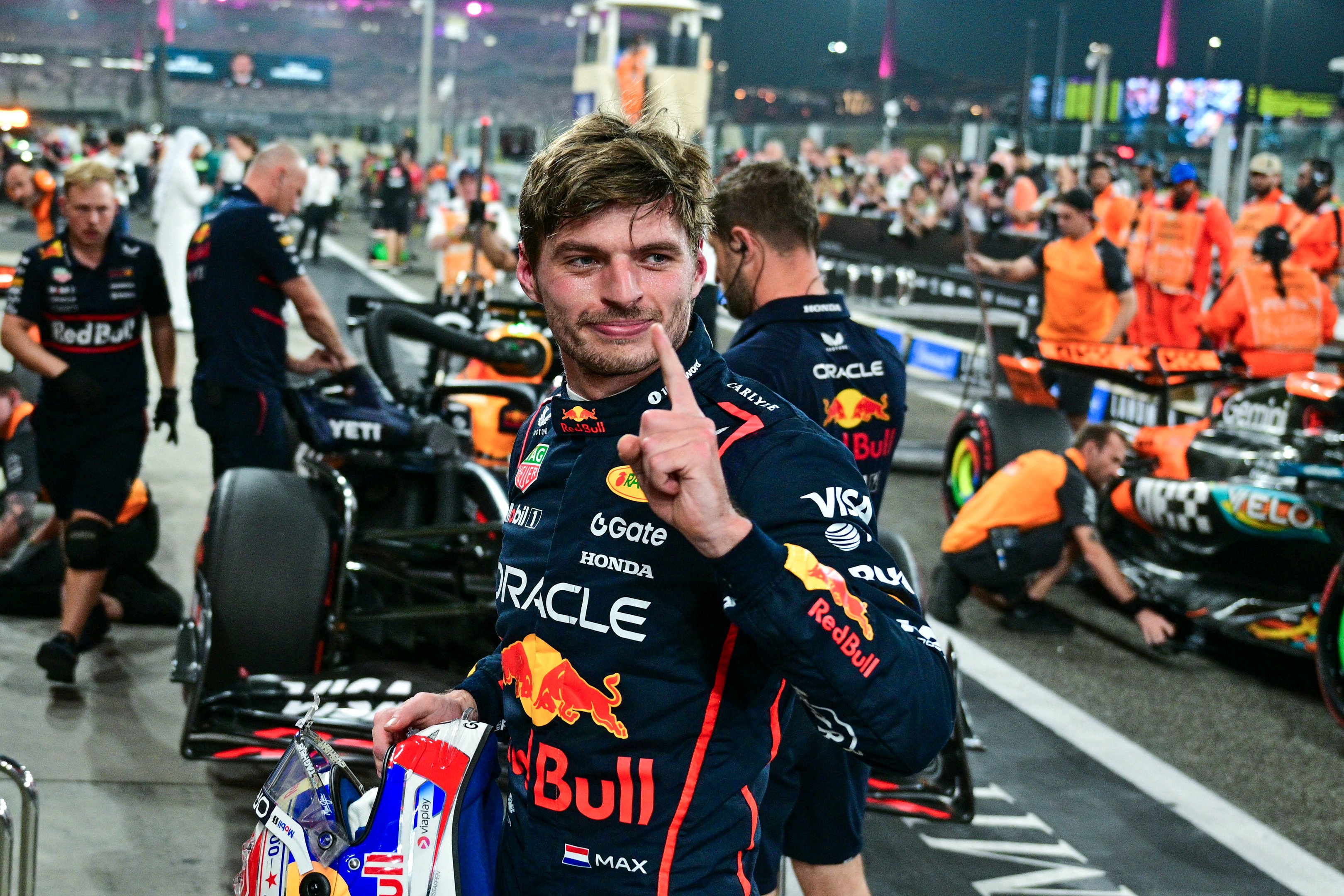 Verstappen leva a pole em Abu Dhabi e pressiona Norris na decisão da F1