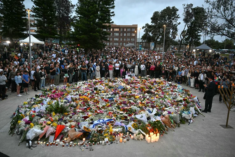 
Homenagens aos mortos do ataque na praia de Bondi, em Sydney, na segunda, 15 de dezembro (Saeed Khan/AFP)