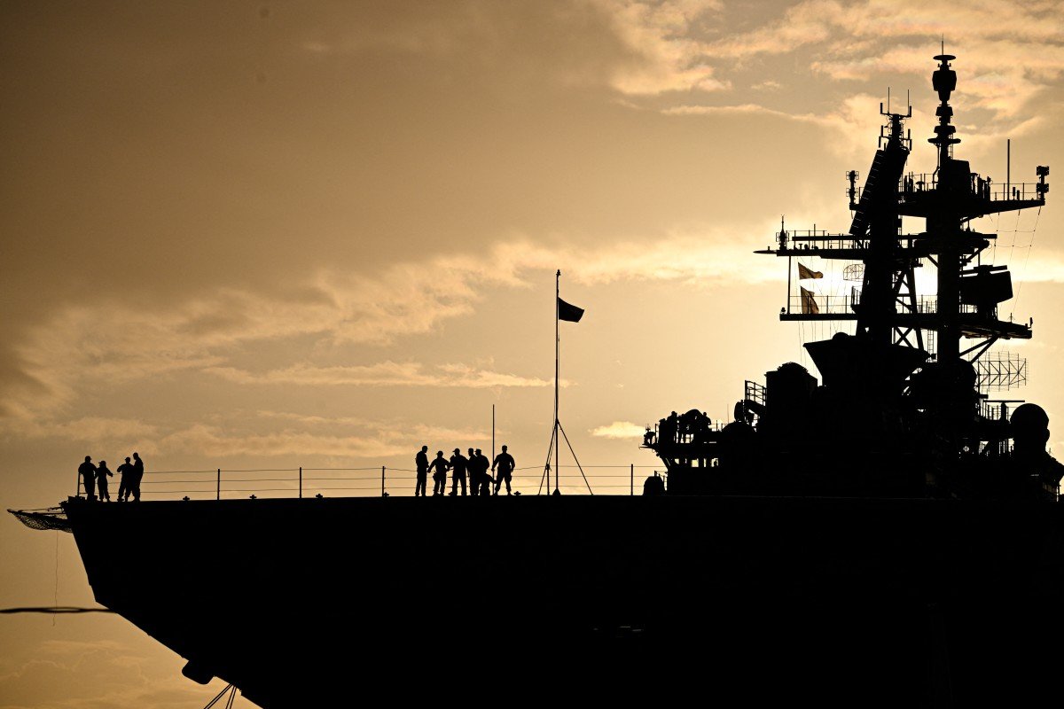 Força naval dos EUA na Venezuela inclui navio maior que a torre Eiffel