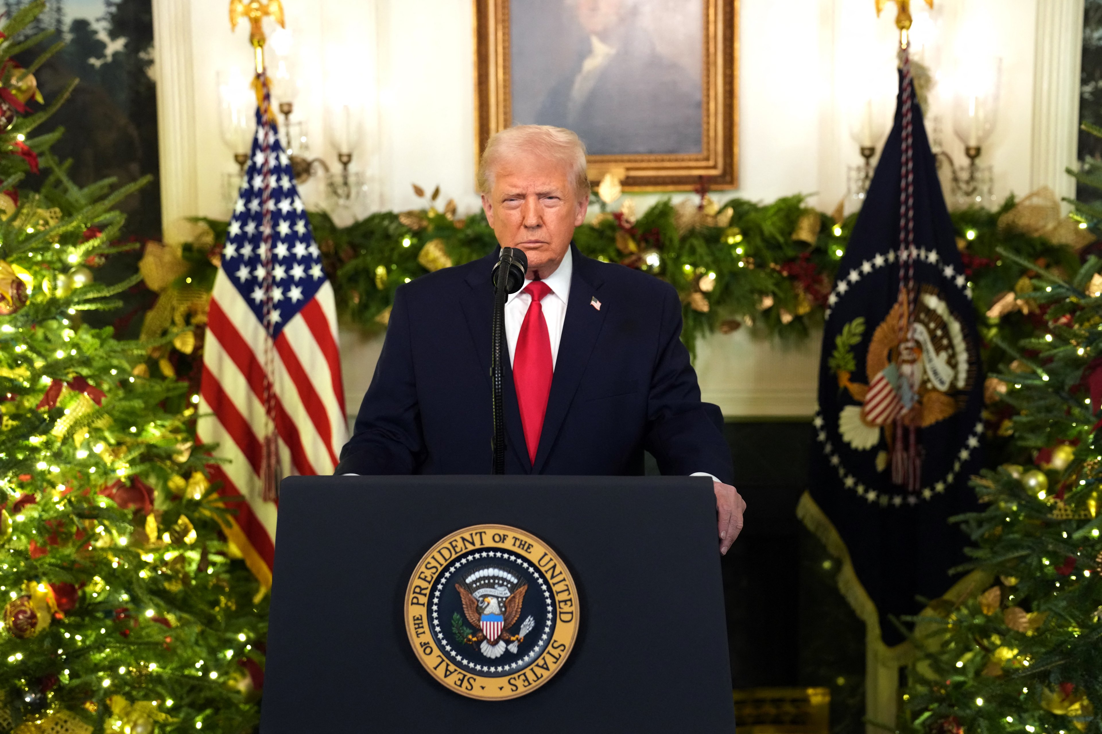 Trump anuncia bônus de Natal para militares e promete baixar preços em discurso