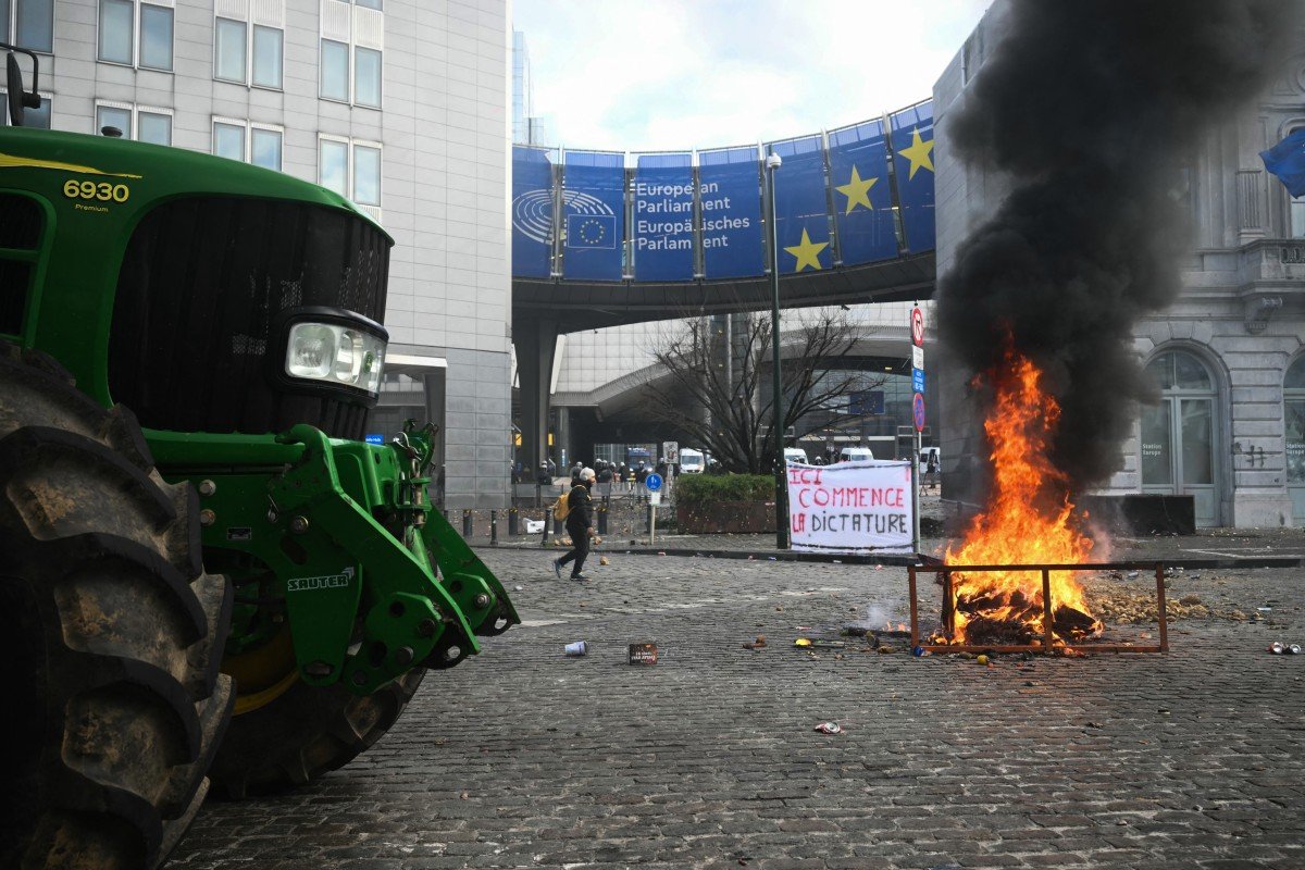 Tratores na praça: um incêndio e um trator são vistos em frente ao Parlamento Europeu, na Praça de Luxemburgo, durante um protesto de agricultores