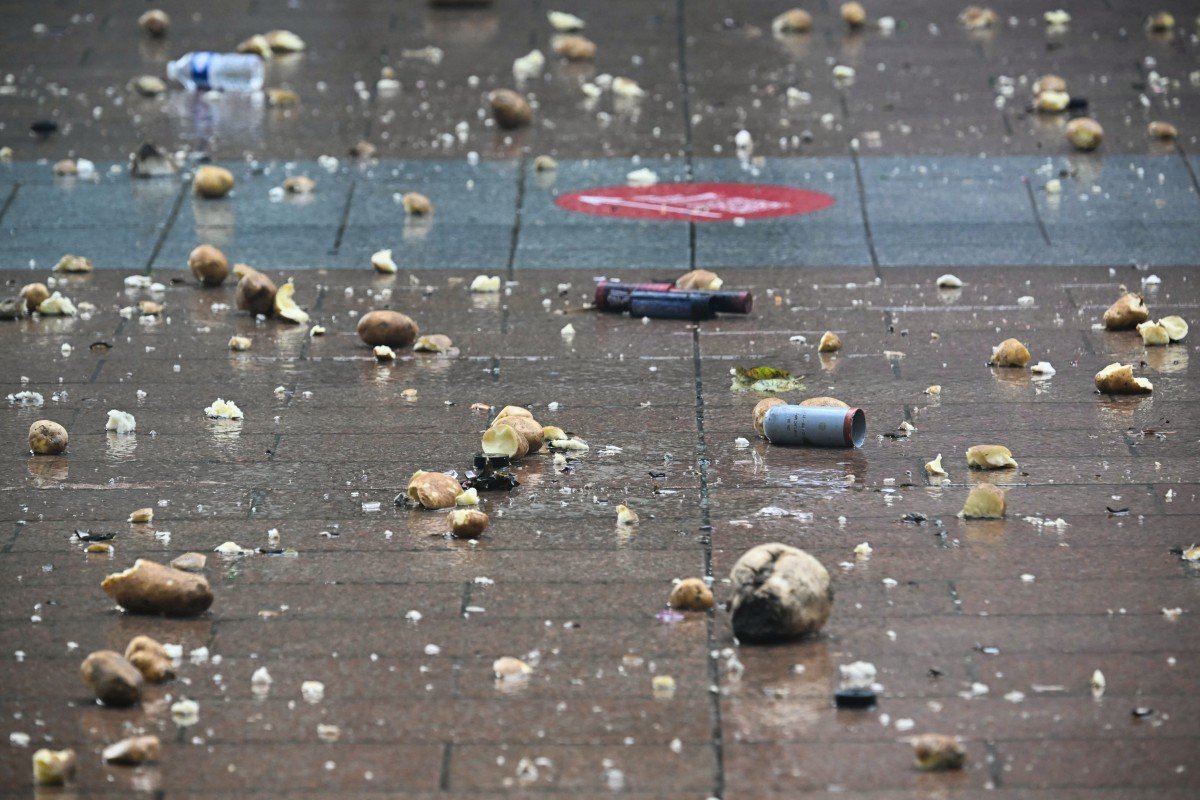 Imagens do protesto: batatas queimadas e pisoteadas no chão da praça