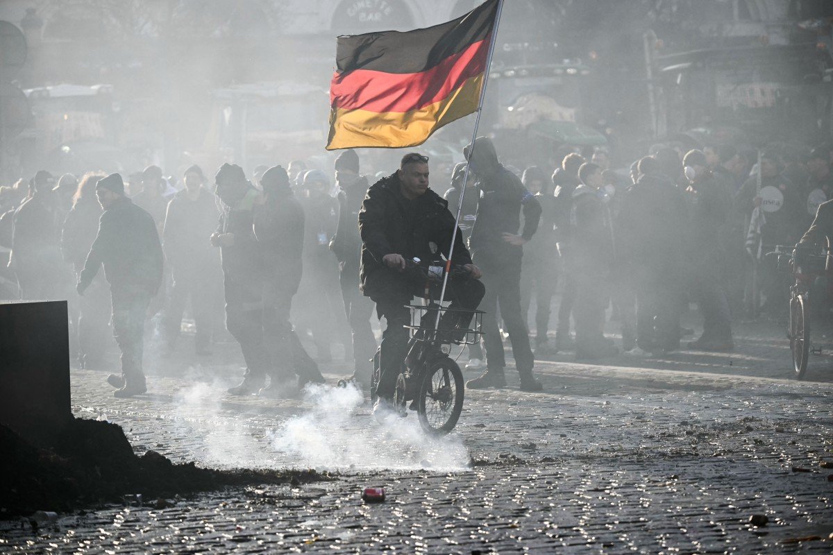 Bandeira alemã: agricultores da UE, particularmente na França, temem que o acordo com o Mercosul — que será discutido na reunião de líderes da UE — os prejudique em relação ao fluxo de produtos mais baratos do gigante agrícola Brasil e seus vizinhos.