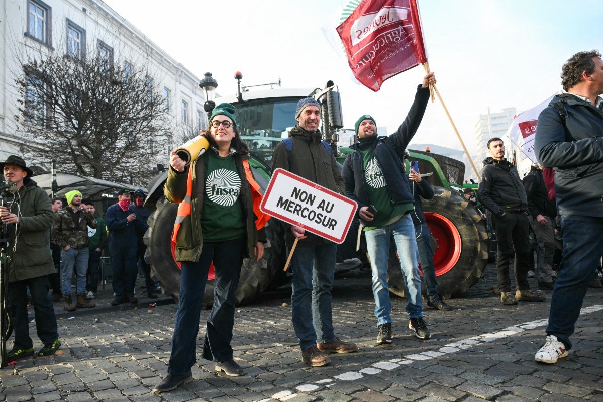 'Não ao Mercosul': manifestantes seguram cartazes com os dizeres 'Não ao Mercosul' e bandeiras do principal sindicato de agricultores da França, FNSEA (Federation Nationale des Syndicats d'Exploitants Agricoles) e Jeunes Agriculteurs (JA, Jovens Agricultores), perto do Parlamento Europeu,