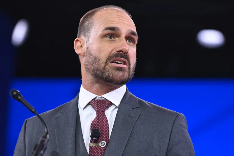 Eduardo Bolsonaro diz que pode pedir passaporte de apátrida (SAUL LOEB/AFP/AFP)