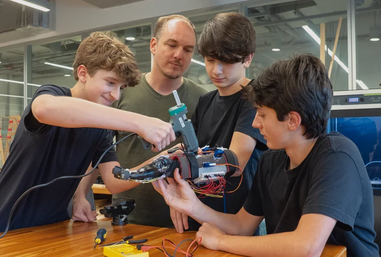 No Animatronics, alunos descobrem como a ciência pode melhorar a autonomia de outras pessoas (Divulgação Avenues)