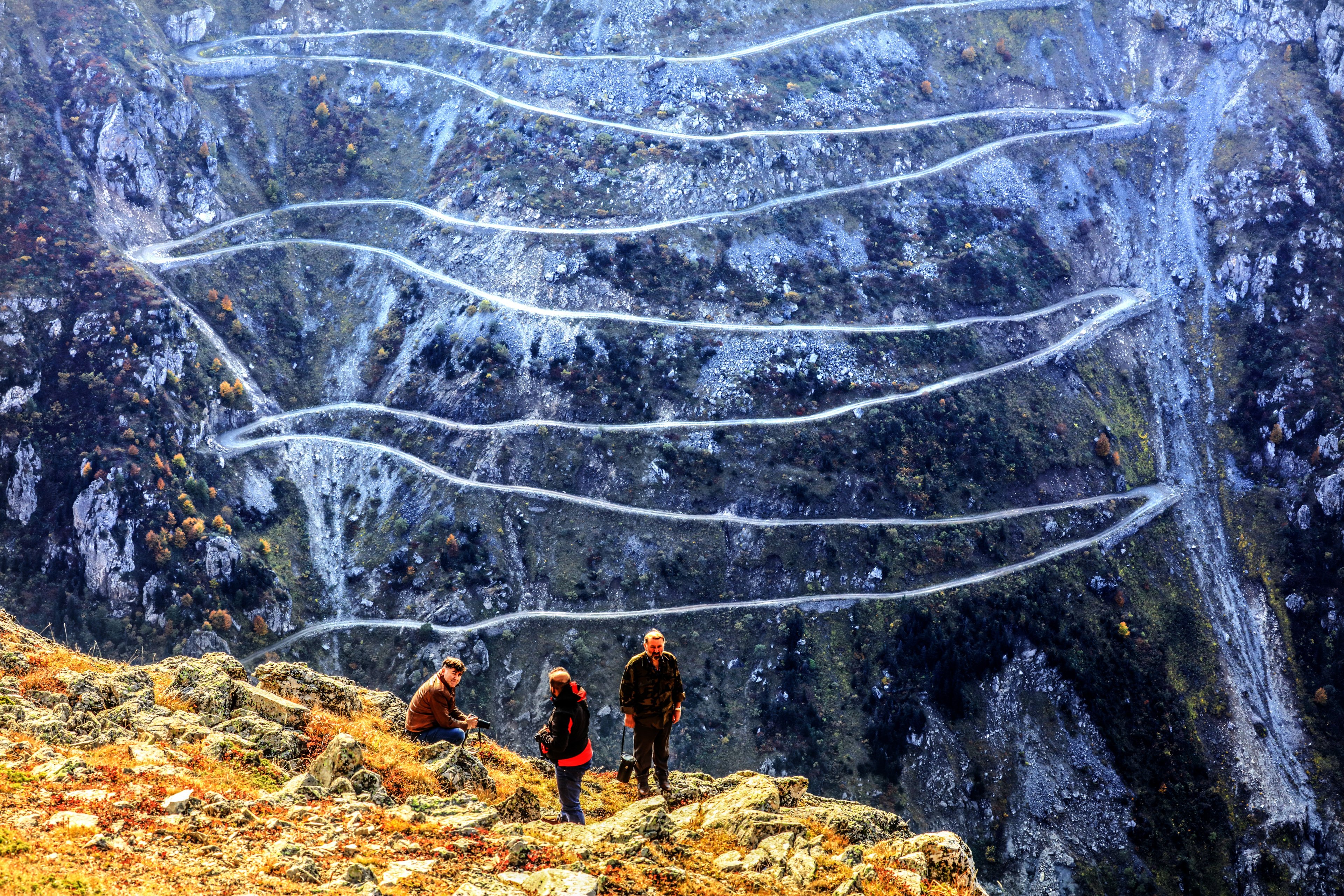 Pessoas são vistas perto da rodovia sinuosa Of - Caykara - Bayburt D915, na encosta da montanha Soganli, durante o outono, no bairro de Caykara Karacam, em Trabzon, Turquia, em 20 de outubro de 2017