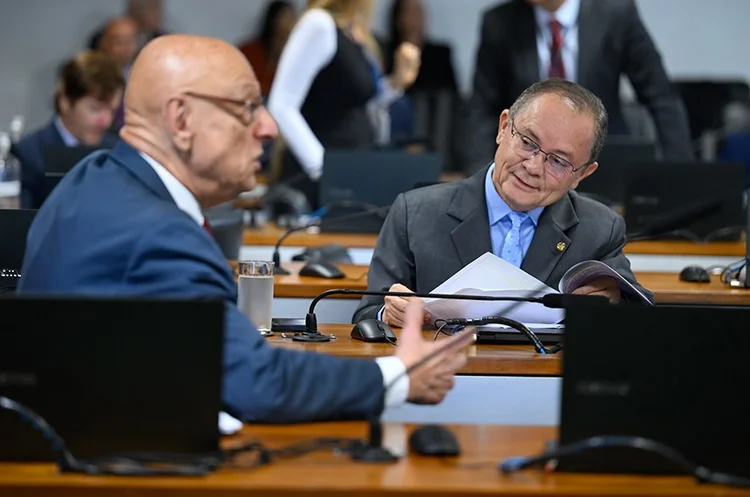 Relator Zequinha Marinho (Podemos-PA) defendeu PEC que permite que professores ocupem outros cargos públicos (Andressa Anholete/Agência Senado)