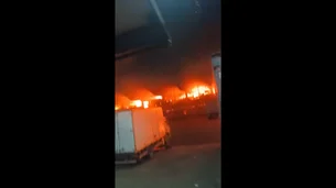 Incêndio atinge galpões da Ceasa no Rio; veja vídeos