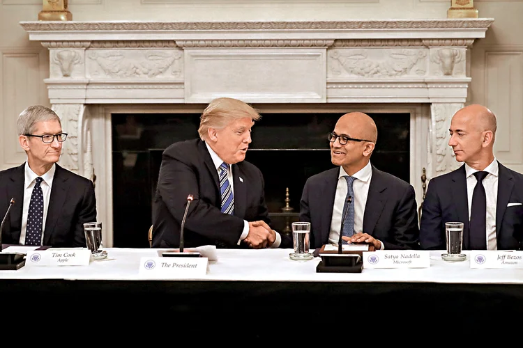 Lideranças das big techs: Tim Cook, Satya Nadella e Jeff Bezos posam com Donald Trump, na Casa Branca, em reunião com o governo americano (Somodevilla/Getty Images)