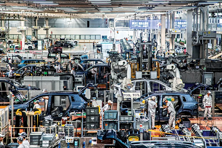Montadora de carros elétricos na China: país avança em transição energética enquanto EUA suspendem estímulos na área (Leandro Fonseca/Exame)