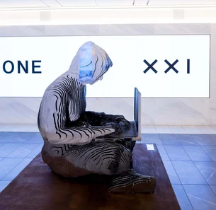 Satoshi Nakamoto: criador do bitcoin ganha estátua na Bolsa de Nova York