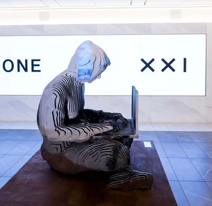 Imagem referente à matéria: Satoshi Nakamoto: criador do bitcoin ganha estátua na Bolsa de Nova York