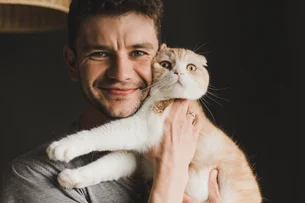 Por que gatos gostam mais dos homens que das mulheres? Estudo explica o motivo