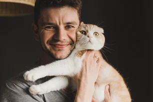 Imagem referente à matéria: Por que gatos gostam mais dos homens que das mulheres? Estudo explica o motivo