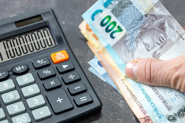 154 mil trabalhadores que têm direito ao abono ainda não sacaram o dinheiro  (Getty Images)