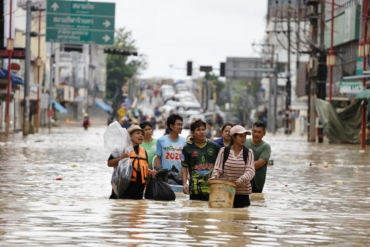 ailândia: vítimas das enchentes saíram em busca de assistência após água abaixar. (Sarot Meksophawannakul/Thai News Pix/LightRocket via Getty Images)