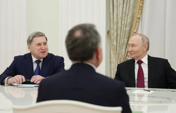 Negociações de paz: Vladimir Putin durante encontro com enviado especial dos Estados Unidos, Steve Witkoff, em Moscou, em 2 de dezembro de 2025. (Alexander KAZAKOV / POOL / AFP via Getty Images)