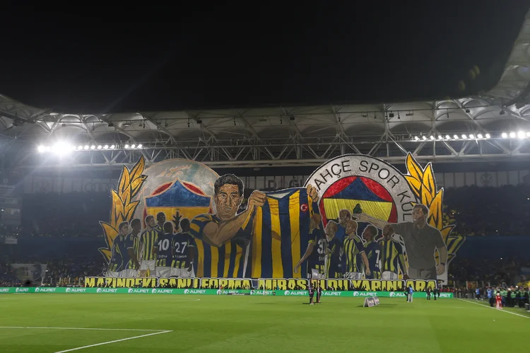 Torcida do Fenerbahce faz festa momentos antes do início do clássico contra o Galatasaray (Ahmad Mora/Getty Images)