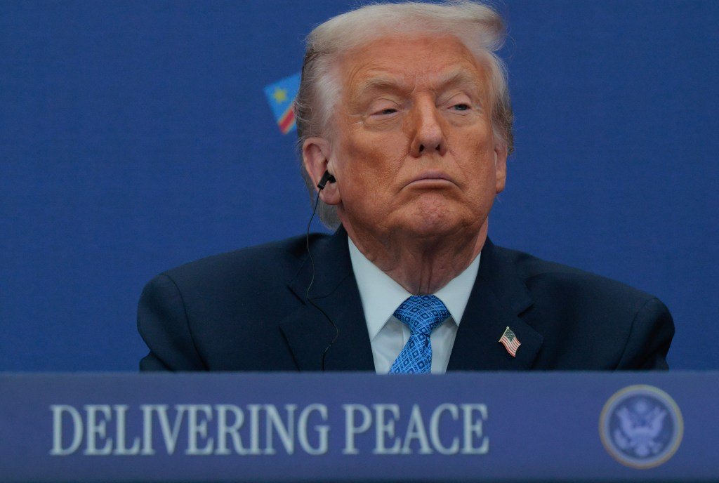 O presidente dos Estados Unidos, Donald Trump, participa de uma cerimônia de assinatura de acordo de paz com o presidente de Ruanda, Paul Kagame, e o presidente da República Democrática do Congo, Félix Tshisekedi, no Instituto de Paz Donald J. Trump, em 4 de dezembro de 2025, em Washington, DC. Como parte de sua campanha para se apresentar como um mediador de conflitos, Trump convidou os líderes africanos a Washington para firmar um acordo de paz e cooperação econômica que busca encerrar décadas de conflito entre os governos de Ruanda e do Congo, milícias, grupos rebeldes e outras facções envolvidas. O acordo de paz foi inicialmente assinado em junho de 2025, mas tropas ruandesas permanecem na RDC e os combates continuam. (
