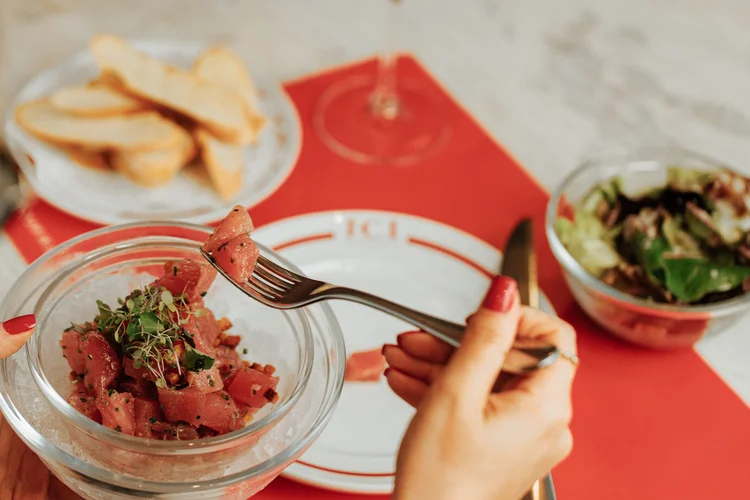 ICI Brasserie: tartare de atum em dois tamanhos de porção (Fabiana Kocubey/Divulgação)