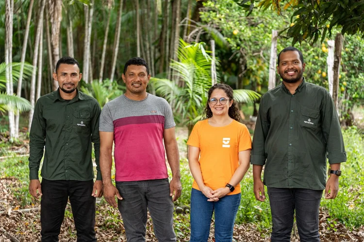 Pedro Silva Costa (supervisor de agricultura familiar da Agropalma), José Maria Pompeu Leão (produtor rural e líder comunitário), Raquel Costa (analista de projetos da Earthworm Foundation Brasil) e Marcus Vinicius Braga (analista de sustentabilidade da Agropalma) (Agropalma/Divulgação)