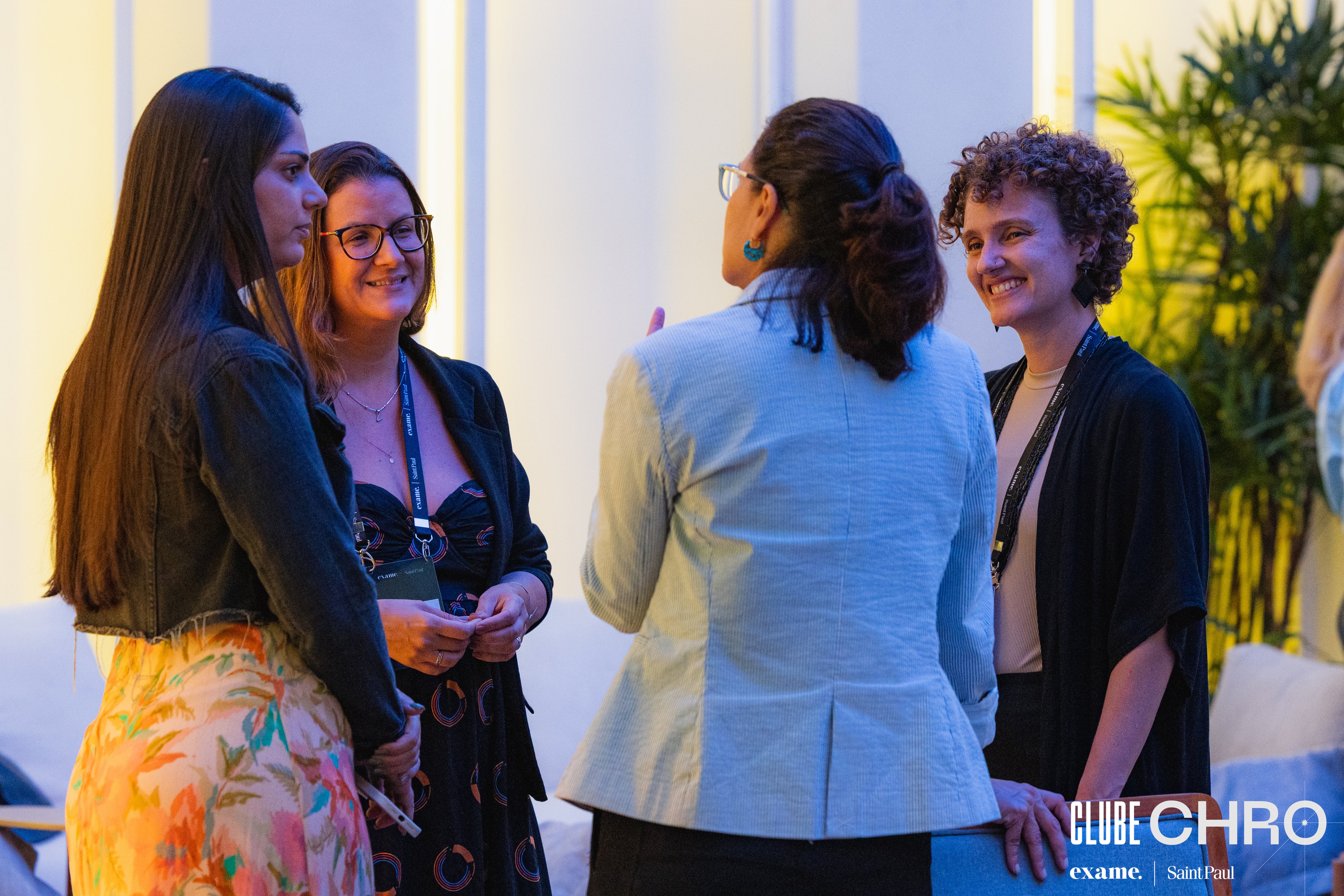 C-level de RHs interagindo durando o encontro do Clube CHRO do Rio de Janeiro