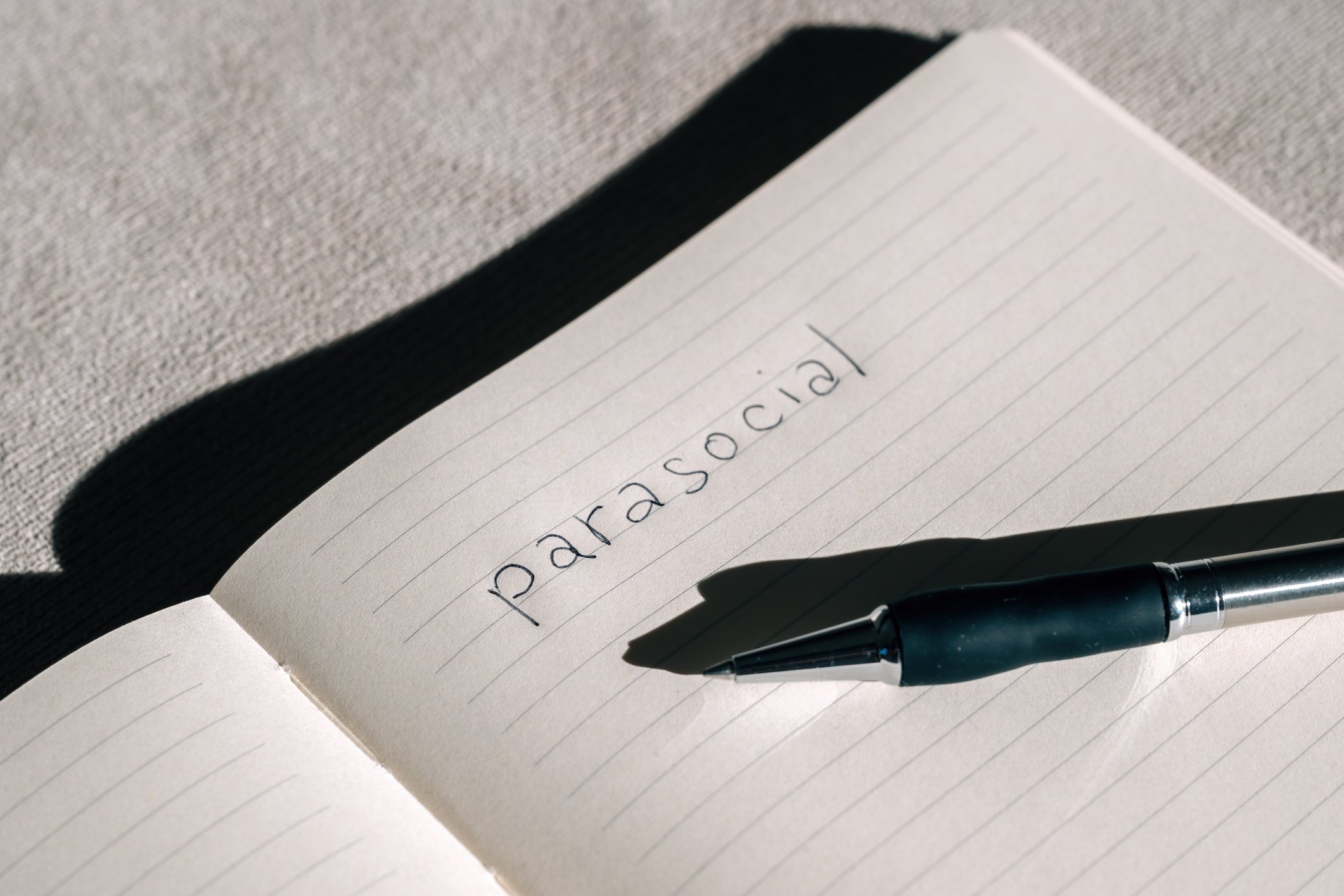 O que ‘parassocial’, palavra do ano, revela sobre o marketing de 2026?