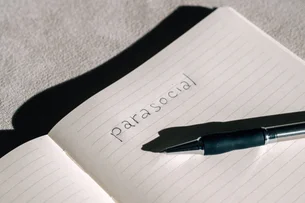 O que ‘parassocial’, palavra do ano, revela sobre o marketing de 2026?