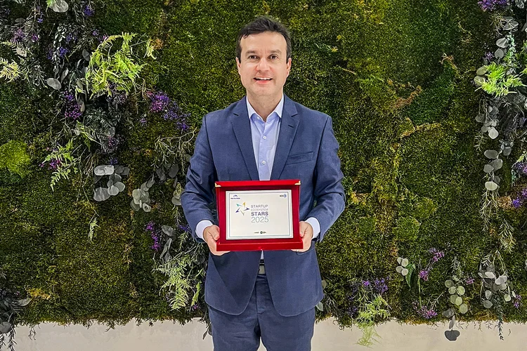 Diego Brites Ramos, presidente da ACATE, recebeu o prêmio em Paris