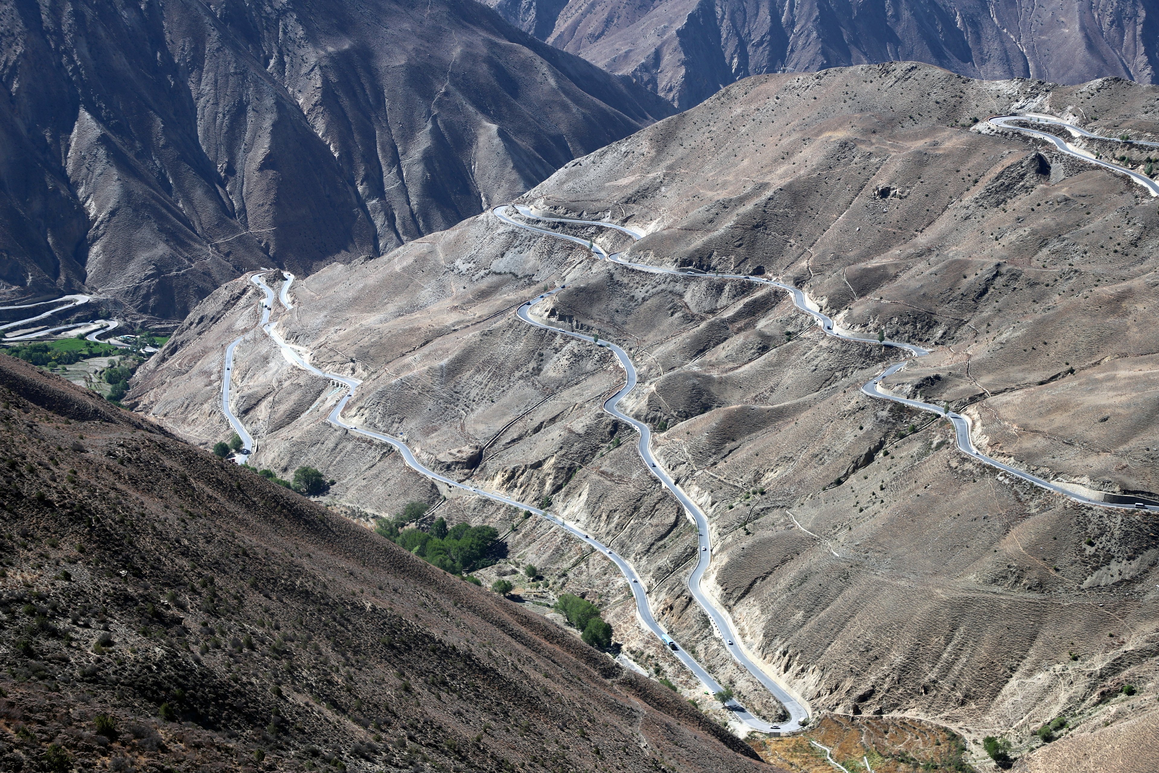 Vista das '72 Curvas de Nu Jiang', trechos da estrada sinuosa ao longo da Rodovia Sichuan-Tibete, em 5 de junho de 2023, na cidade de Changdu, Região Autônoma do Tibete, China.