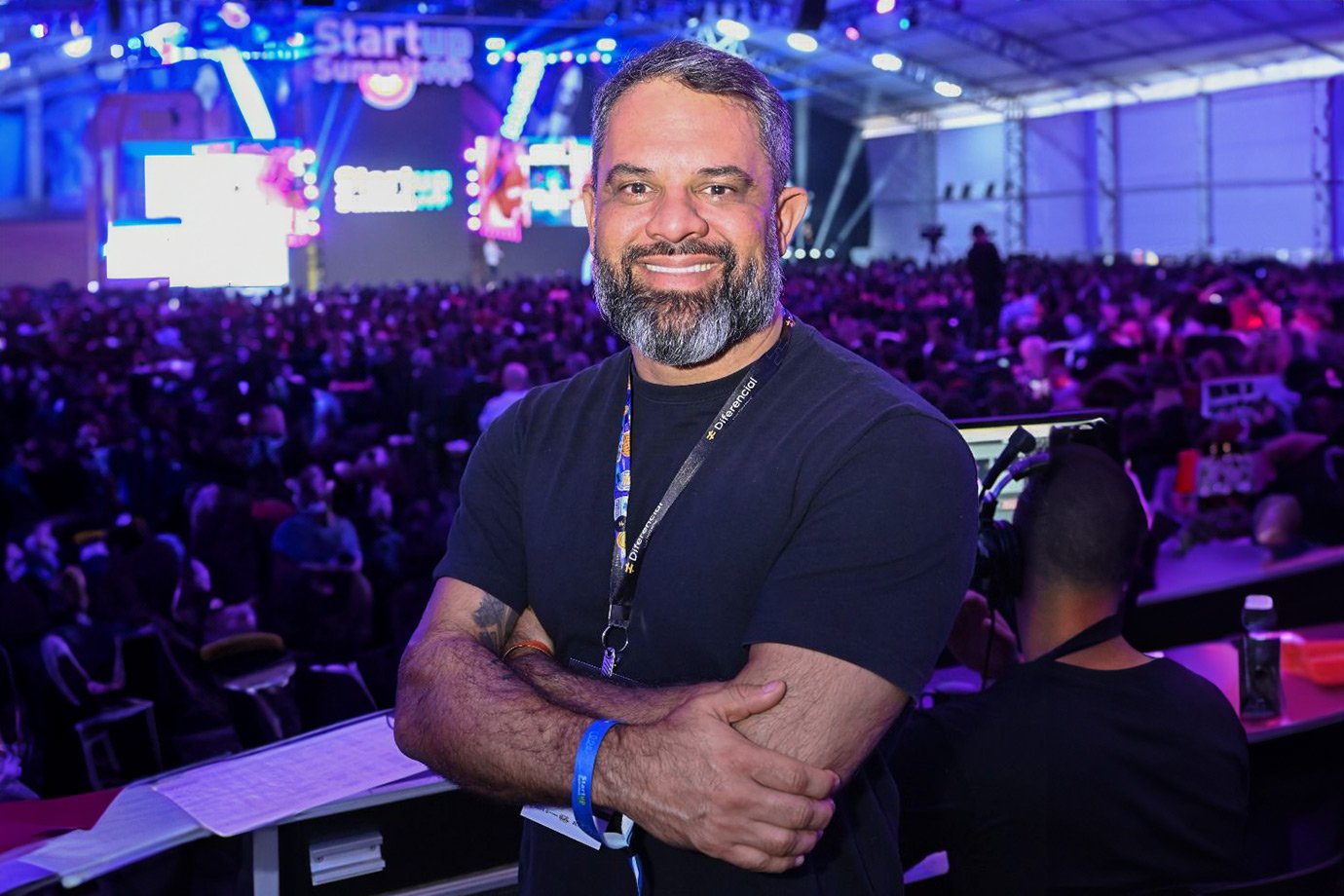 Imagem de capa da matéria: Das ondas do surfe aos painéis de LED: produtora realiza 5 mil eventos