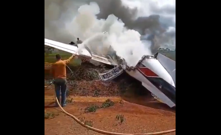 Avião com deputado federal faz pouso forçado e pega fogo em Rondônia