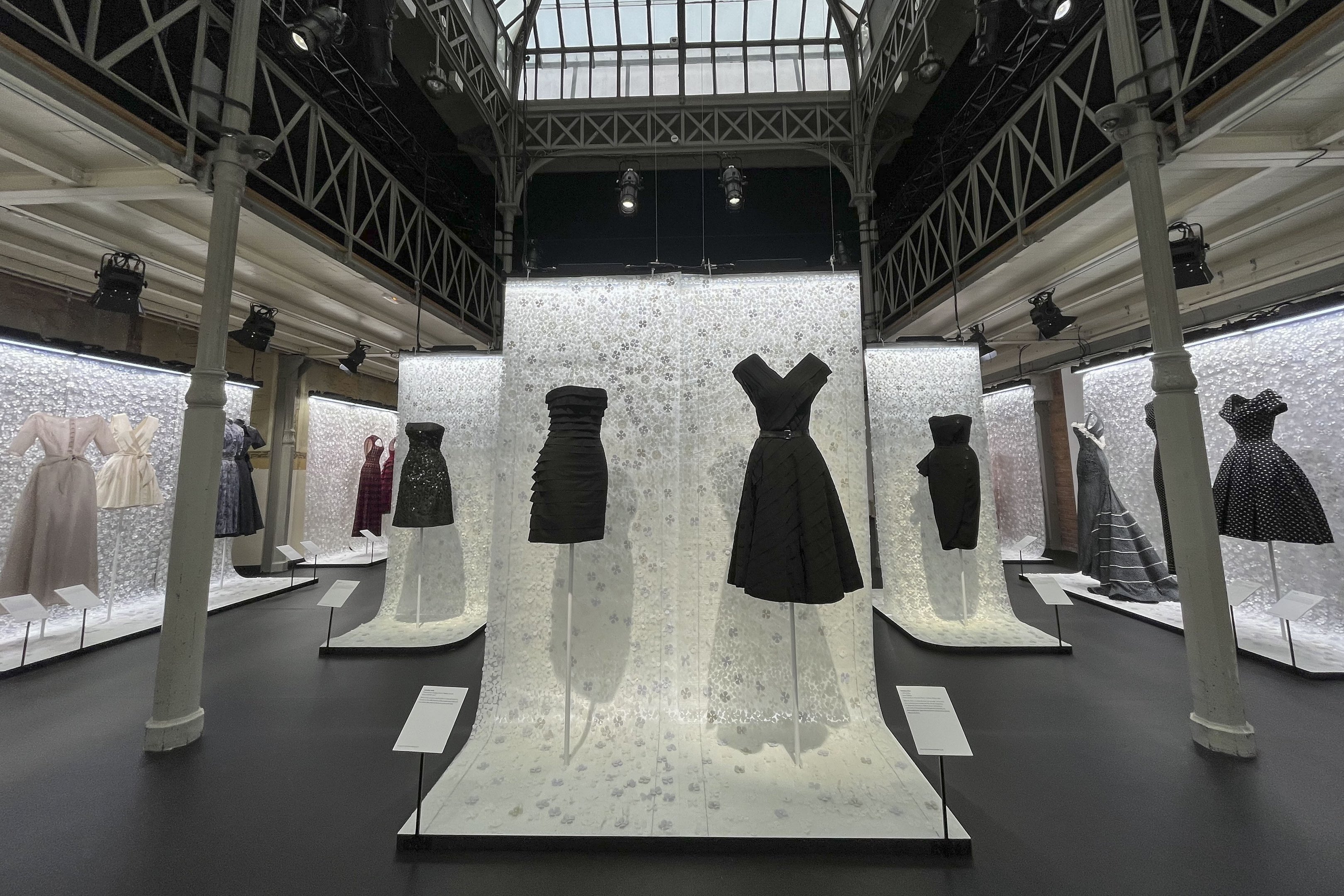 Mostra em Paris revela a admiração de Alaïa por Dior